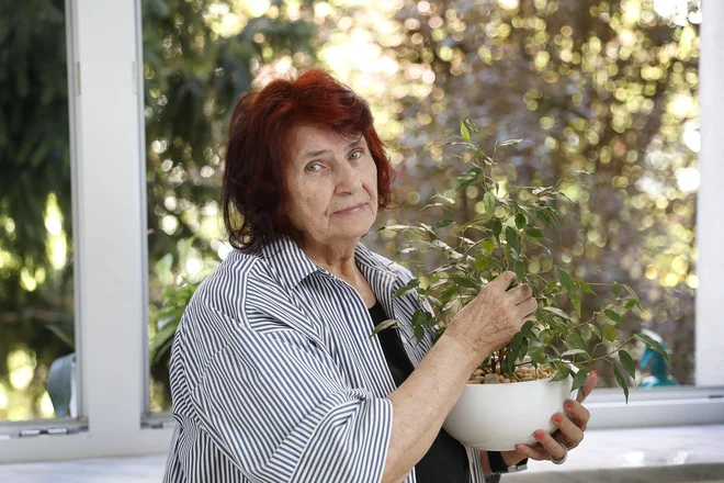 Sara Memić je sliko o koronavirusu prvič dobila, ko se je neko dekle posvetovalo z njo o poti v tujino. Takrat je videla, da v Slovenijo prihaja nekaj rumenega, rumena barva pa pomeni bolezen. FOTO: Leon Vidic