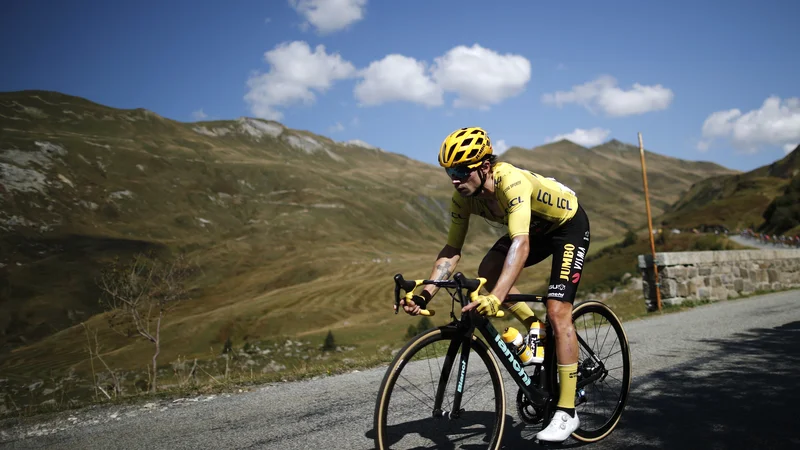 Fotografija: Primož Roglič in njegova ekipa sta tudi z izbiro črnih okvirjev zmanjšala težo koles za gorske etape. FOTO: Benoit Tessier/Reuters