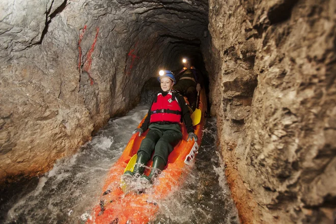 Drča, tobogan, noge je bolje držati v čolnu, pa roke tudi. Preverjeno. FOTO: Jože Suhadolnik