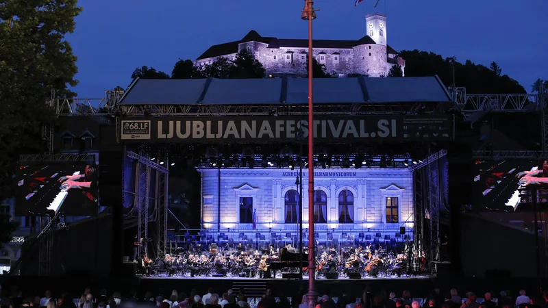 Fotografija: Dubravka Tomšič Srebotnjak med otvoritvenim koncertom 68. Ljubljanskega festivala na Kongresnem trgu v Ljubljani 1. julija. FOTO: Uroš Hočevar