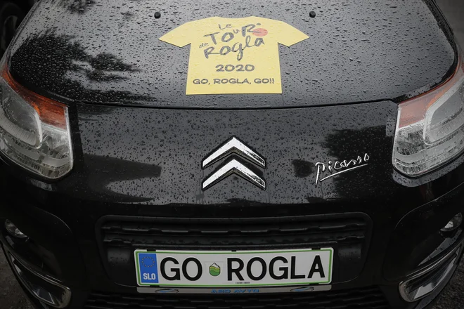 Ni ga čez najbolj gorečega Rogličevega navijača Ceneta Koritnika in njegov citroen s tablico Go Rogla. FOTO: Uroš Hočevar/Delo