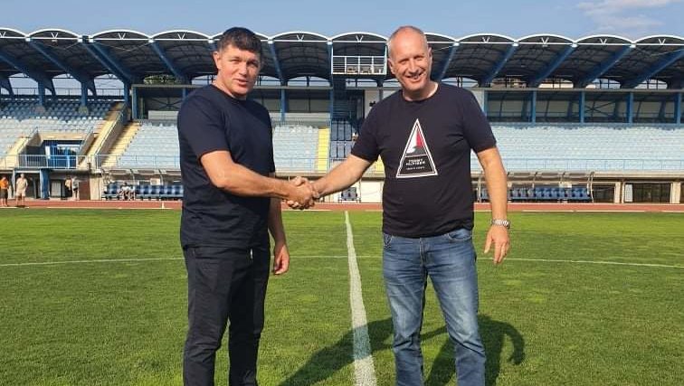 Fotografija: Predsednik ND Gorica Hari Arčon je predstavil novega trenerja Gordana Petrića. FOTO: ND Gorica/Twitter