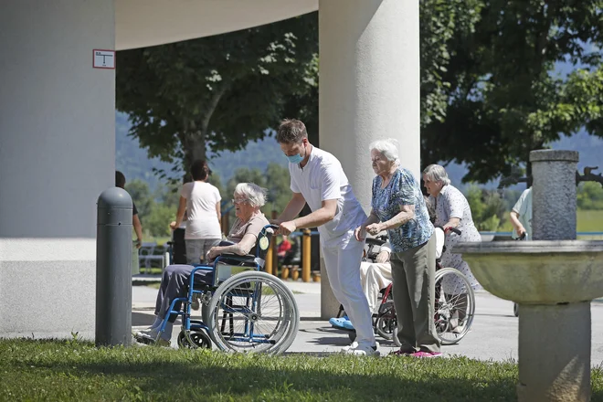 V domovih imajo po novem vedno pripravljeno sivo cono, to so prazne postelje, kamor namestijo stanovalce s sumom na okužbo z novim virusom. FOTO: Leon Vidic/Delo