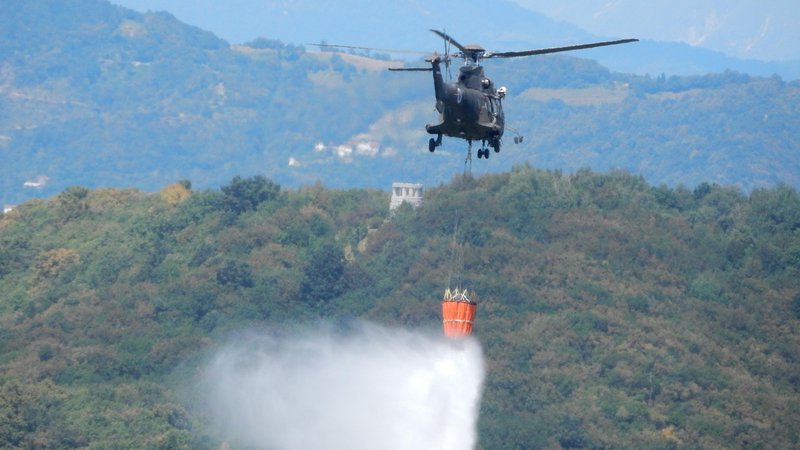 Fotografija: Na pomoč je priletel tudi helikopter Slovenske vojske (simbolična fotografija) FOTO: Blaž Močnik/Delo