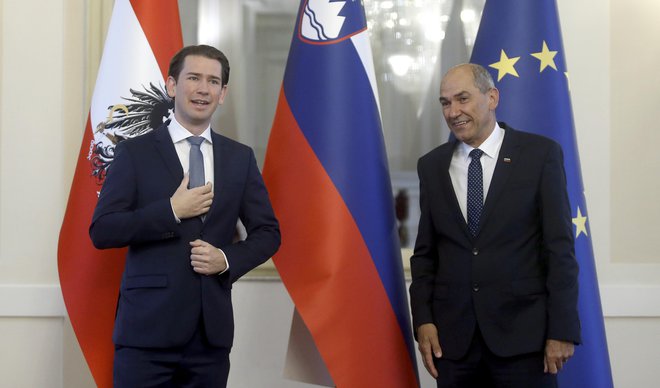 Slovenski premier Janez Janša in – ne, ni njegov sin – avstrijski kancler Sebastian Kurz. FOTO: Blaz Samec