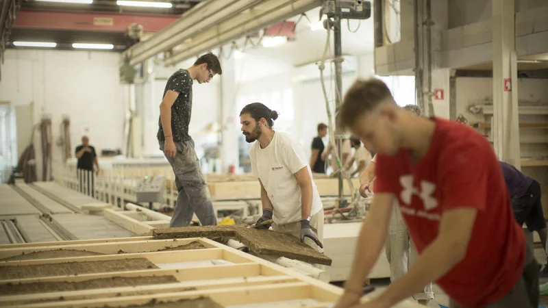 Fotografija: Jesenski obeti za industrijo so boljši, nekatere storitve čakajo omejitve. FOTO: Jure Eržen/Delo