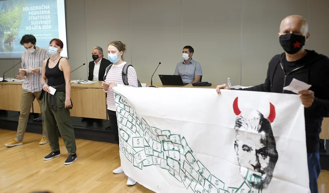 Protest mladih aktivistov na podnebni konferenci je minister Andrej Vizjak označil za ugrabitev dogodka. FOTO: Blaž Samec/Delo