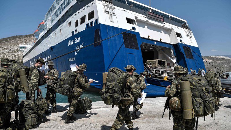 Fotografija: Grški vojaki se vkrcujejo na trajekt, ki plove proti otočku Kastelorizo. FOTO: Louisa Gouliamaki/AFP