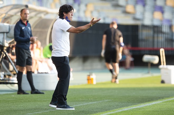 Mauro Camoranesi je v prvi tekmi na vijolični klopi videl štiri lepe gole svojih igralcev, privlačne igre še ne. FOTO: Jure Banfi/Sobotainfo
