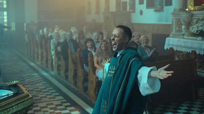 Film se zložno, brez večjih sunkov in z le peščico dramskih vrhuncev vozi po dveh vsebinskih tirnicah.<br />
Foto promocijsko gradivo