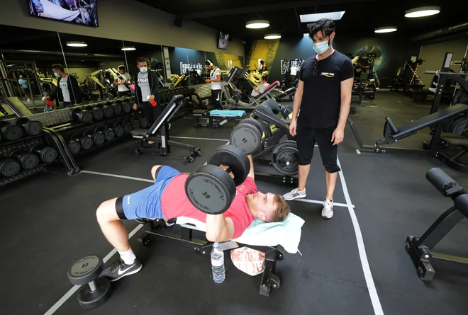 Fitnes ni kontaktni šport, med vadečimi ni dotikov, na splošno se ohranja meter in pol razdalje. FOTO: Eric Gaillard/Reuters