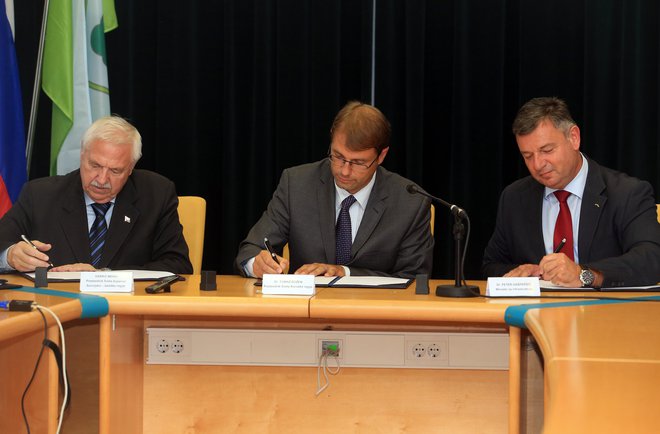 Pred tremi leti je iniciativa dosegla podpis dogovora z državo o gradnji tretje osi. Pod njim se je podpisal takratni minister za infrastrukturo Peter Gašperšič. FOTO: Tadej Regent/Delo