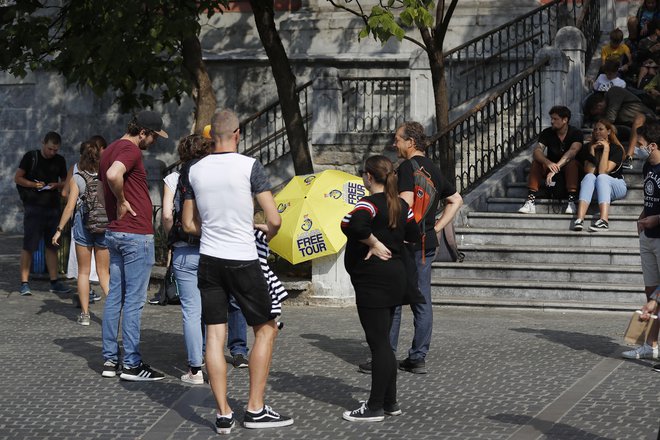 Na javnih mestih, kjer ni ustrezne medosebne razdalje, je od danes nujno nositi zaščitno masko. FOTO: Leon Vidic/Delo