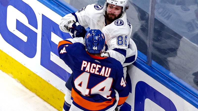 Fotografija: Tampin zvezdnik Nikita Kučerov se je tudi takole moral boriti za vstop v veliki finale proti Jeanu-Gabrielu Pageauju iz moštva New York Islanders. FOTO: Bruce Bennett/AFP