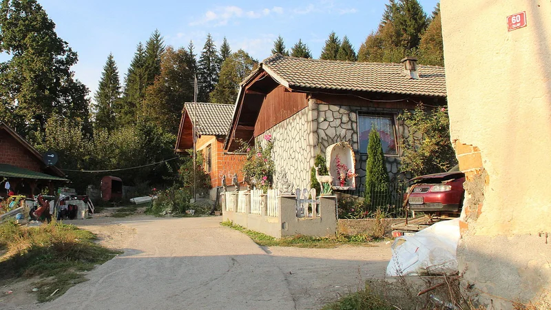 Fotografija: Bivanjske razmere Romov v jugovzhodni Sloveniji se spreminjajo počasi. FOTO: Simona Fajfar