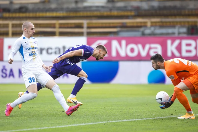 Celjski vratar Matjaž Rozman je imel precej dela zlasti v drugem polčasu. FOTO: Jure Banfi/Mariborinfo