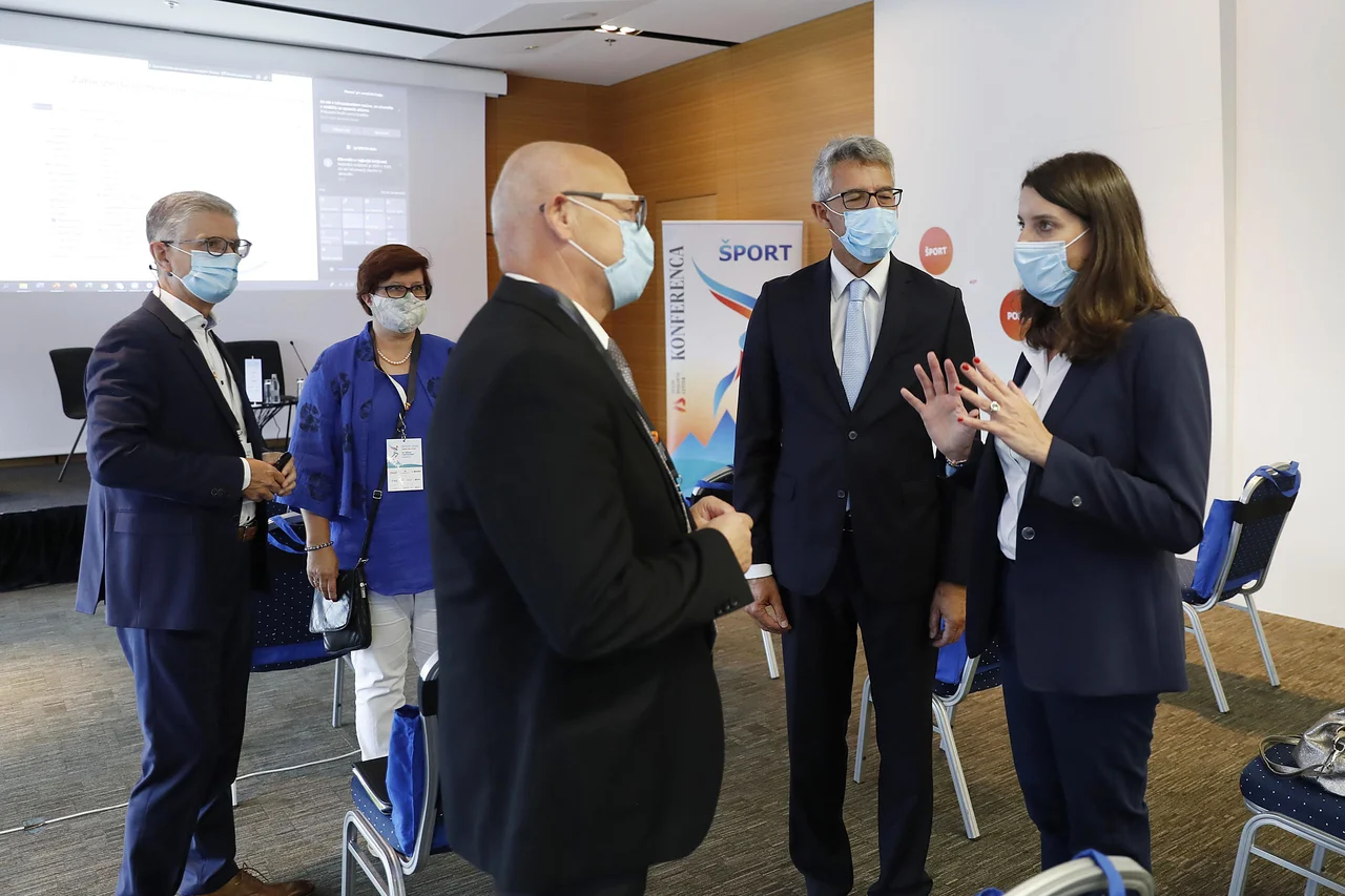 Fotografija: Konference o povezovanju športa in gospodarstva se udeležujejo tudi (z leve): Franjo Bobinac, podpredsednik za globalni trg v Hisense International, dr. Milena Fornazarič, lastnica in direktorica podjetja Arista Plus, ki je programski partner kampanje, predsednik OKS Bogdan Gabrovec, glavni direktor Dela Andrej Kren in ministrica za izobraževanje, znanost in šport Simona Kustec. FOTO: Leon Vidic/Delo