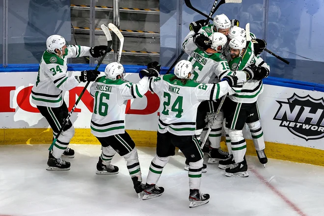 Hokejisti Dallasa so se takole veselili zmage nad igralci moštva Tampa Bay. FOTO: Bruce Bennett/AFP