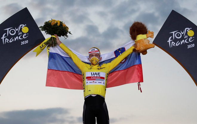 Trenutek za večnost. Slovenec Tadej Pogačar je zmagovalec dirke po Franciji. FOTO: Stephane Mahe/Reuters