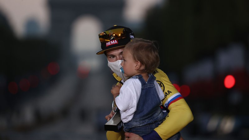 Fotografija: Primož Roglič je skupaj z enoletnim sinom Levom stopil na oder za zmagovalce. FOTO: Kenzo Tribouillard/AFP
