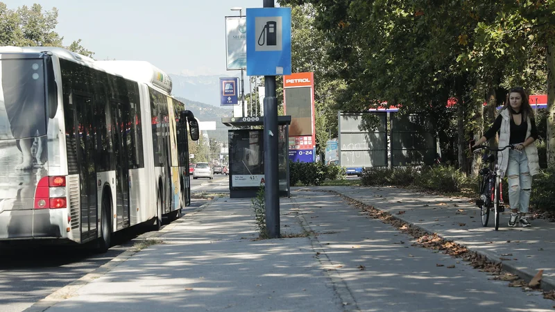 Fotografija: Na postajališču AMZS na Dunajski ustavljajo tudi lokalni avtobusi. Edini prometni znak opozarja na bencinski servis, kamničan pa ustavlja tako kot mestni avtobusi pri nadstrešku. Voznega reda za lokalne avtobuse ni. FOTO: Uroš Hočevar/Delo