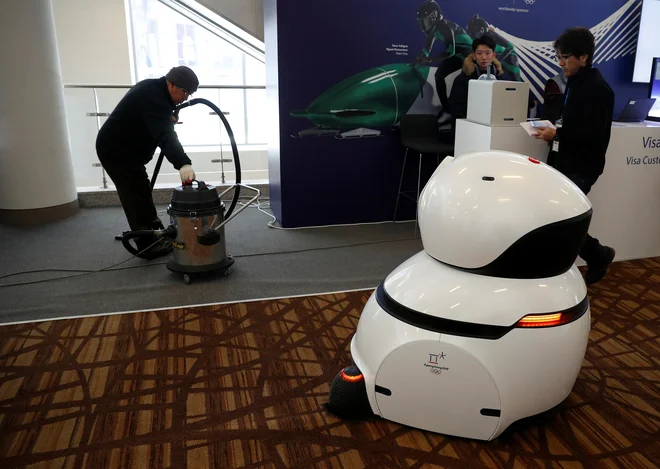Čeprav so robotski sesalniki čedalje zanesljivejši, čas klasičnih še ni minil. FOTO: Phil Noble/Reuters