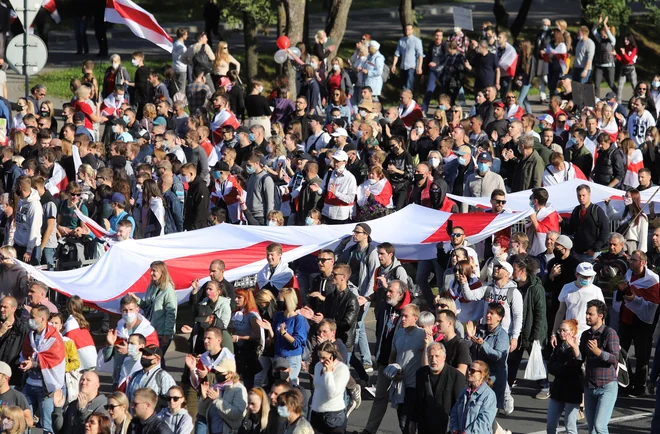 Včeraj so se na ulicah beloruskih mest spet zbrale množice protestnikov, ki ne verjamejo izidom avgustovskih predsedniških volitev, na katerih so dosedanjemu voditelju države Lukašenku namerili več kot 80 odstotkov glasov. FOTO: Reuters