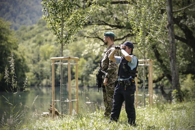 Tehnologija tihotapcem in prebežnikom olajša iskanje ustrezne poti, zato lokalni vodnik pogosto ni več potreben. FOTO: Uroš Hočevar/Delo