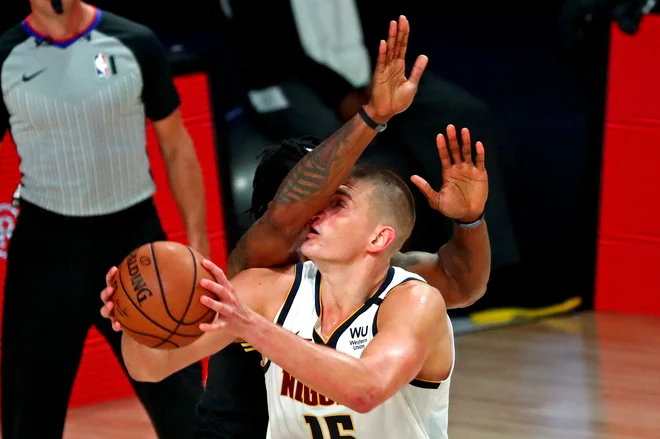 Nikola Jokić je polnil koš LA Lakers v zadnjih minutah in je predstavljal nerešljivo uganko za tekmečeve centre, med njimi tudi za veterana Dwighta Howarda. FOTO: Kim Klement/USA Today Sports