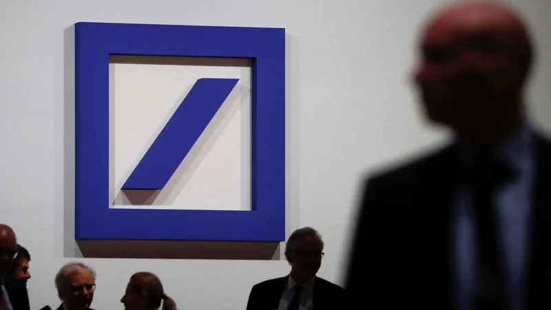 Fotografija: Na vrhu po prijaviteljih je bila Deutsche bank s 1300 milijardami dolarjev prijavljenih transakcij. Foto Kai Pfaffenbach/Reuters