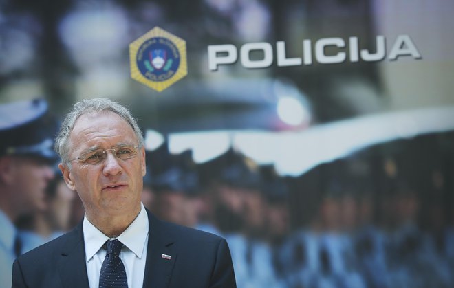 Minister Aleš Hojs bi policijo depolitiziral, a po virih v policiji si jo povsem podreja. FOTO: Jože Suhadolnik/Delo