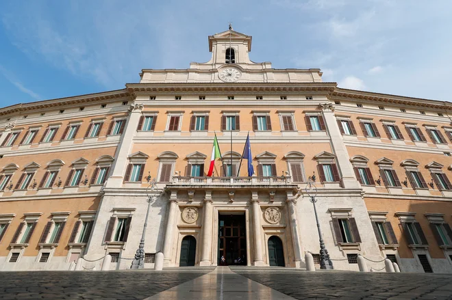 Na referendumu se je spet potrdila standardna hiba levice, ki praviloma nastopa neenotna, razdeljena. Na fotografiji palača Montecitorio, kjer zaseda italijanski parlament. FOTO: Guglielmo Mangiapane/Reuters