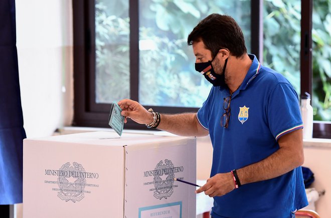 Skoraj 70 odstotkov podpore referendumu o zmanjšanju števila parlamentarcev. Na fotografiji vodilni opozicijski voditelj Matteo Salvini. FOTO: Flavio Lo Scalzo/Reuters