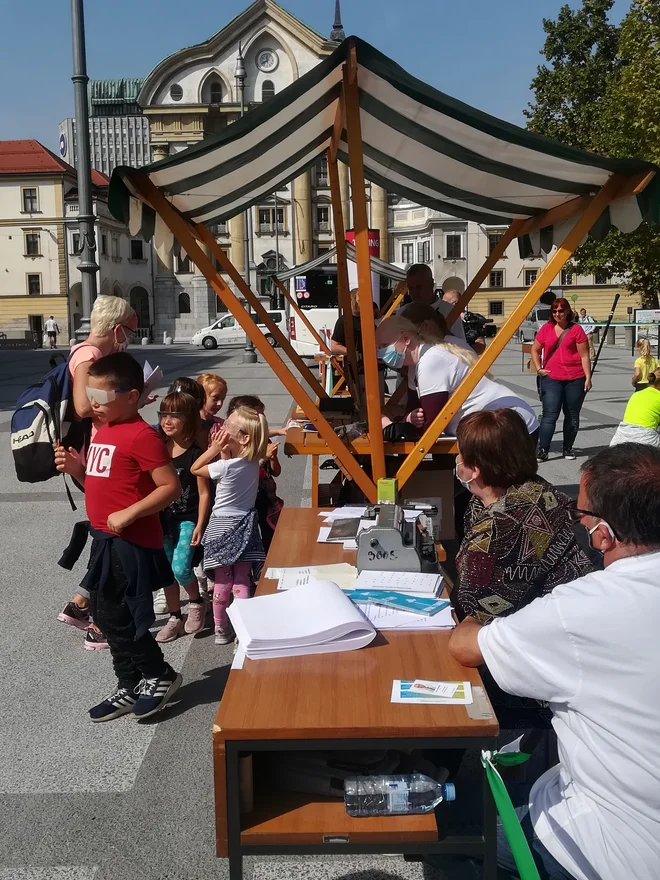 Na tem svojevrstnem triatlonu, ki poteka v okviru evropskega tedna mobilnosti, lahko obiskovalci na svoji koži izkusijo, kakšne prepreke morajo vsak dan premagovati ljudje z oviranostmi.<br />
FOTO: Simona Bandur