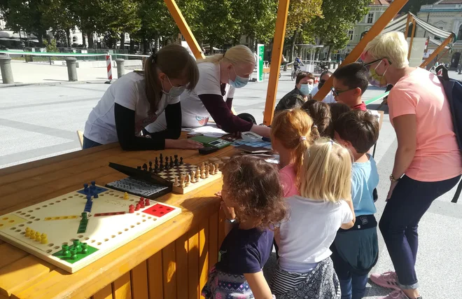Človek ne jezi se in spomin so otroci tokrat igrali s tipanjem, čeprav se je bilo težko premagati, da ne bi malo pokukali.&nbsp;FOTO: Simona Bandur