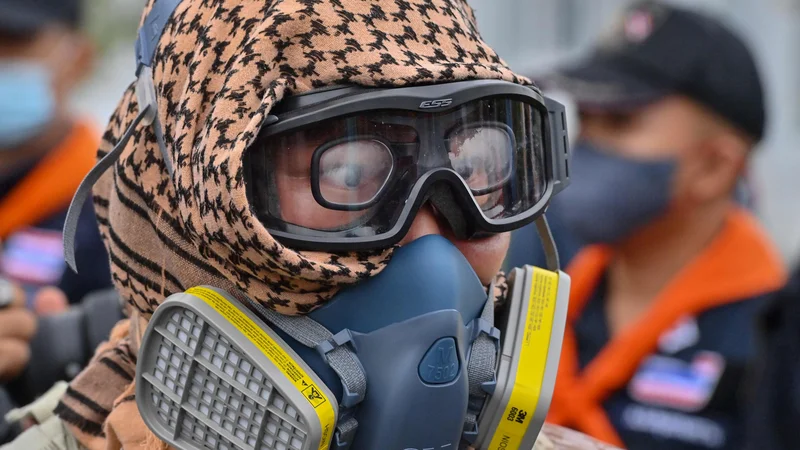 Fotografija: V Bangkoku je vse bolj prisotno ozračje globoke politične krize.
FOTO: Mladen Antonov/AFP