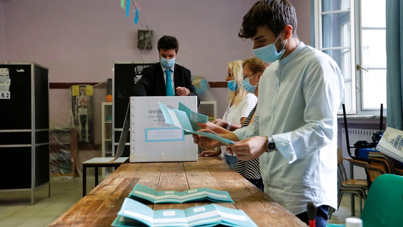 Fotografija: Volilne komisije imajo polne roke dela. Na referendumu lahko glasuje 46,5 milijona volivcev, na regionalnih volitvah v sedmih deželah pa 18 milijonov. FOTO:Remo Casilli/Reuters