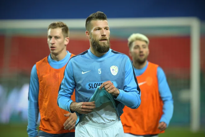 Valter Birsa, Boštjan Cesar in Kevin Kampl med tekmo z Belorusijo v Stožicah; vsi so se že poslovili od Slovenije. FOTO: Jure Eržen