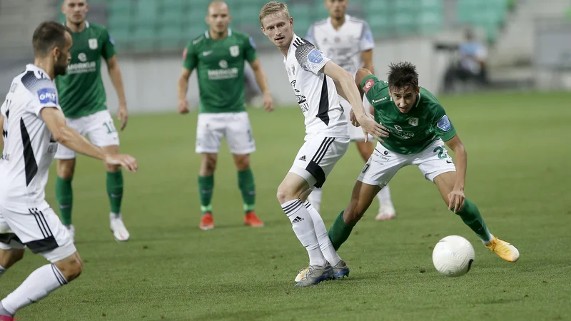 Fotografija: Ljubljansko zeleno-belim nič ne gre od nog, soboško črno-belim vse. Prvi so dosegli le en gol, drugi v štirih niso prejeli nobenega. FOTO: Blaž Samec.