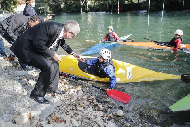 Mladim kajakašem je podelil spominske značke z olimpijskimi krogi. FOTO: Uroš Hočevar