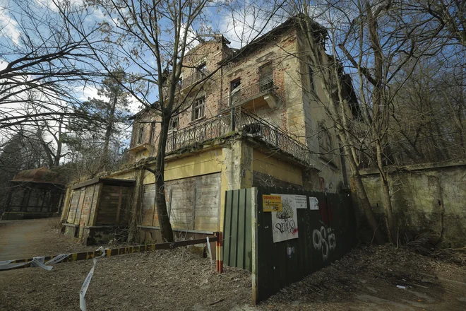 Razvalina Hotela Bellevue je sramota za glavno mesto. FOTO: Jože Suhadolnik/Delo