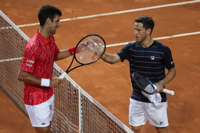 Đoković (levo) je v finalu premagal Argentinca Diega Schwartzmana. FOTO: Clive Brunskill/AFP