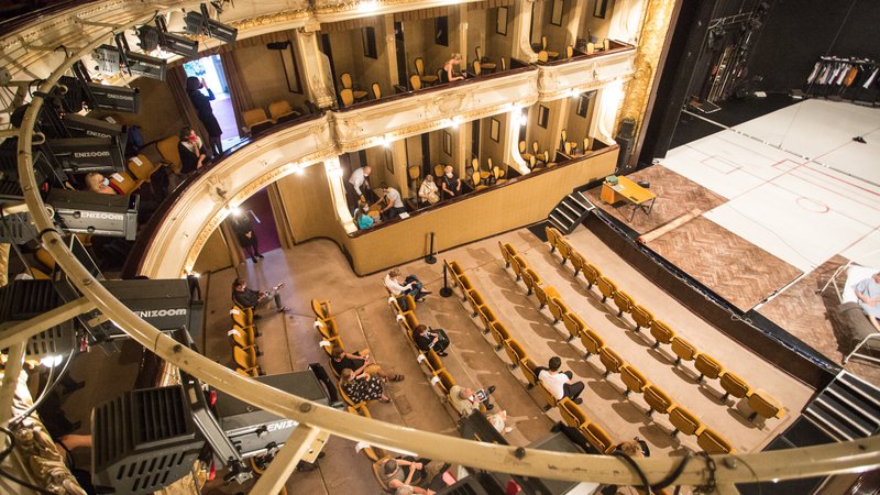 Fotografija: V ljubljanski Drami v skladu s trenutnimi predpisi predstavo na velikem odru hkrati spremlja nekaj manj kot 70 gledalcev. Foto Katja Kodba