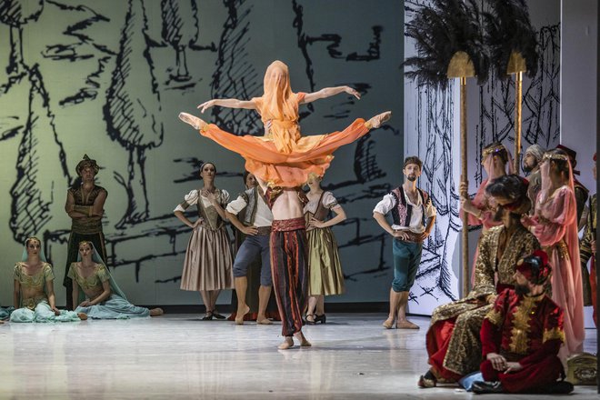 V ljubljanskem SNG Opera in balet danes sezono začenjajo z baletom <em>Gusar</em>, ob primernih razdaljah seveda.<br />
Foto Darja Štravs Tisu/SNG Opera in balet Ljubljana