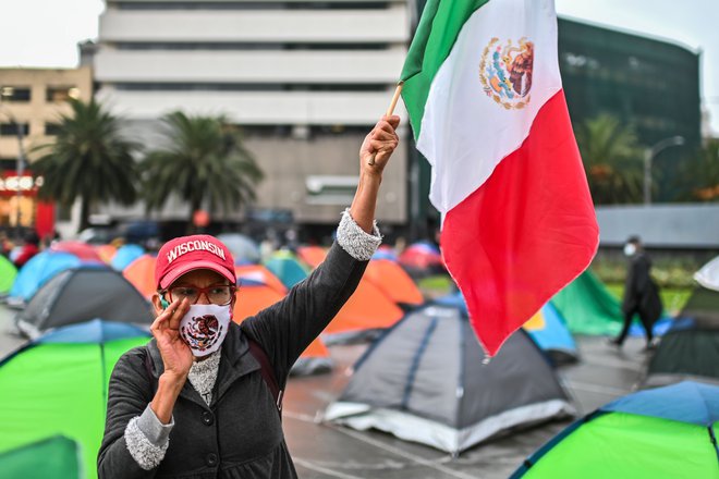 Kljub visokemu številu okužb v Mehiki potekajo množični protesti. FOTO: Pedro Pardo/AFP
