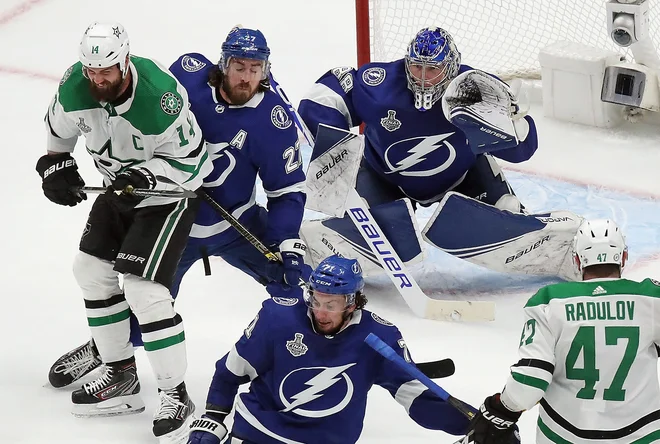Druga finalna tekma NHL med hokejisti Tampe (v modrih dresih) in Dallasa je ponudila zelo napete zadnje minute. FOTO: Bruce Bennett/AFP