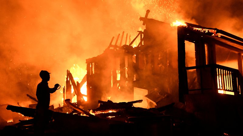 Fotografija: Eden od mnogih domov, ki jih je uničil požar Bobcat. FOTO: Gene Blevins/Reuters
