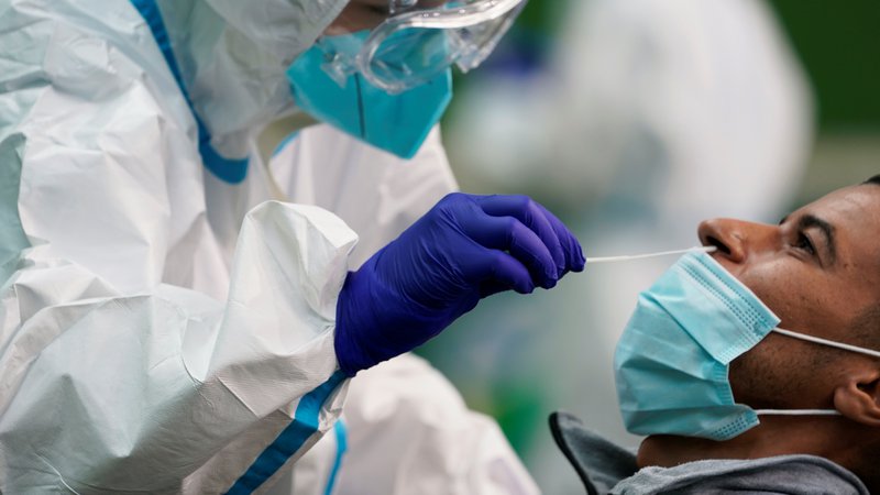 Fotografija: V Sloveniji je bilo potrejnih 88 novih okužb, število testiranj se je, glede na prejšnji teden, močno zmanjšalo. FOTO: Vincent West/Reuters