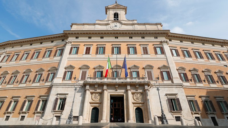 Fotografija: Slovenci v Italiji so predvidoma izgubili možnost za zastopstvo v palači Montecitorio, kjer zaseda italijanski parlament. Foto Guglielmo Mangiapane/Reuters