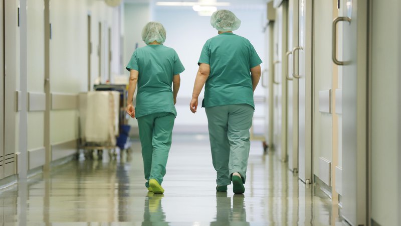 Fotografija: »Ne le zdravniki, tudi medicinske sestre odhajajo tja, kjer je njihovo delo bolje vrednoteno,« pravi Konrad Kuštrin, predsednik sindikata Fides.
FOTO: Leon Vidic/Delo